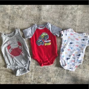 3 Onesies 6-12month